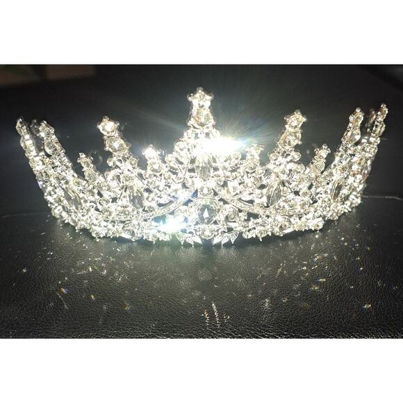 Beautiful Rhinestone Tiara for Brides Quinceanera Pageants Princess Queen & More - Picture 11 of 12